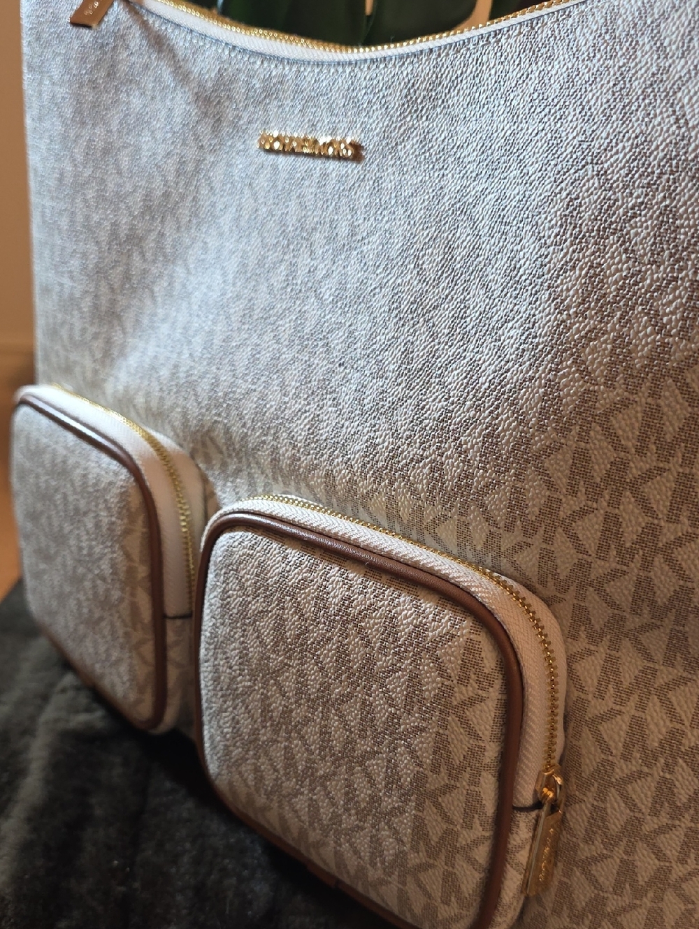 NWT  Michael Kors Cream Signature MK Logo Shoulder Bag with Double Front Pockets - Picture 4 of 12